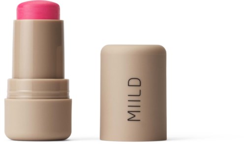 En lyserød læbepomade i beige emballage med aftageligt låg, der siger MILD.