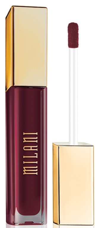 Een bordeauxrode vloeibare lippenstift met een goudkleurige dop en een applicator.