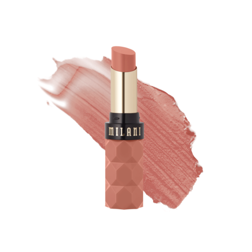 En leppestift med rosa farge og merkevarenavn 'Milani' på det svarte bandet, med en malt rosa bakgrunn.