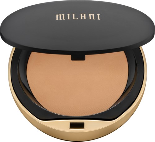 Ett kompakt puder med svart lock och märket 'Milani' på. Det pressade pulvret är beige.