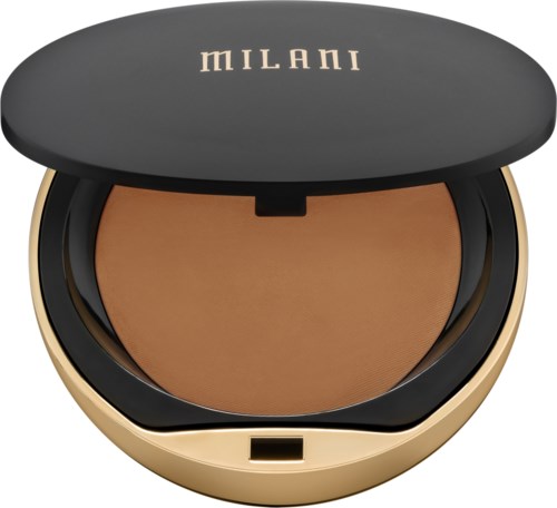 En kompakt med en moussegrund, i guld- och svartskal, märkt 'Milani.'
