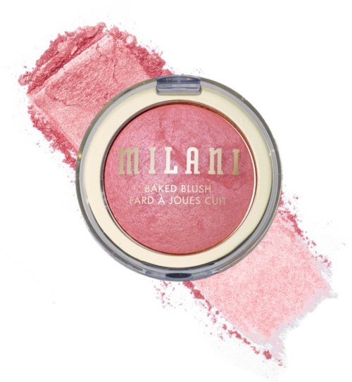 Milani bakad blush i en rund förpackning med rosa puder och en rosa bakgrund.