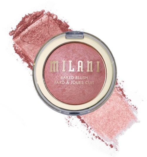 Milani bakad blush i en rund behållare med rosa puder, text på locket och rosa swatchar i närheten.
