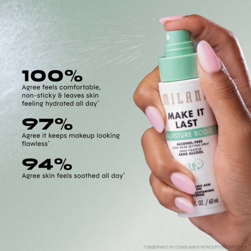 Hand houdt een sprayfles van Milani Make It Last setting spray met huidvoordelen en productinformatie.