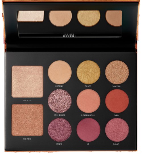 Een make-up palette met negen oogschaduws in verschillende roze, oranje en goudtinten, en een spiegel aan de bovenkant.