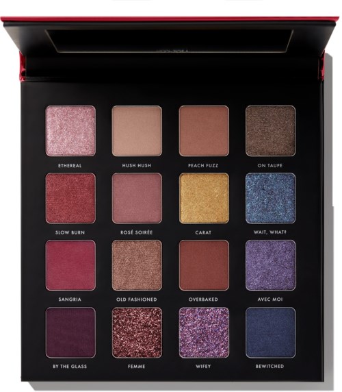Een palette met 16 gekleurde oogschaduwen in een zwarte doos, met namen als Ethereal en Femme.