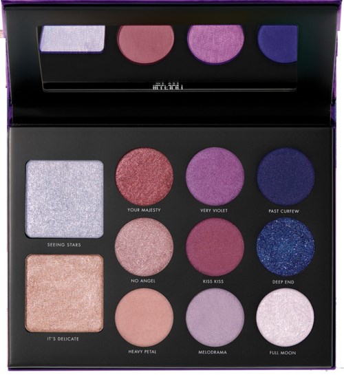 Een oogschaduwpalet met 12 kleurrijke tinten, inclusief roze, paars, blauw en glitteropties, in een zwarte doos.
