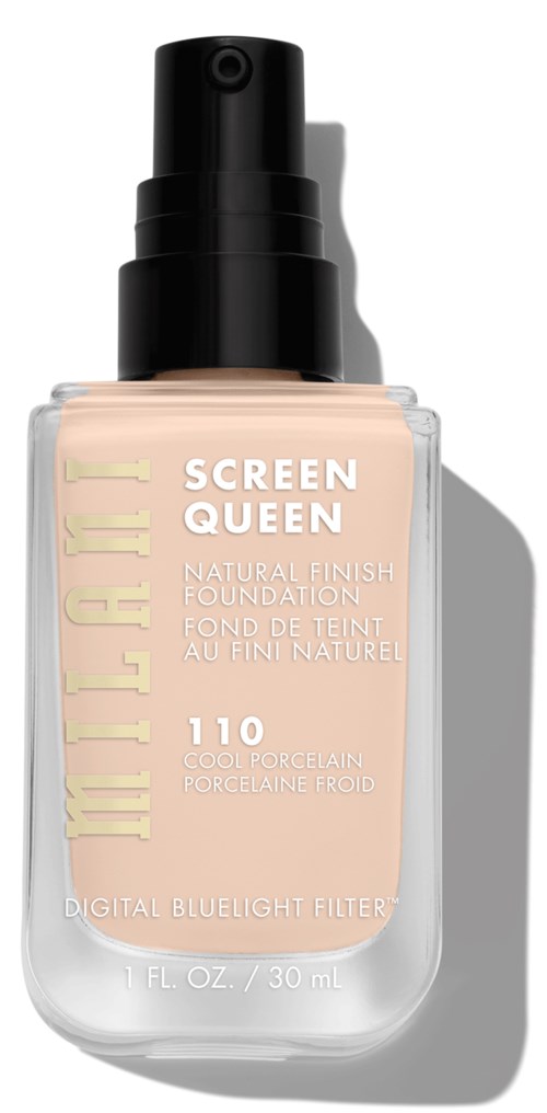 En foundationflaske merket 'Screen Queen 110 Cool Porcelain' med spraypumpe i gjennomsiktig beholder.