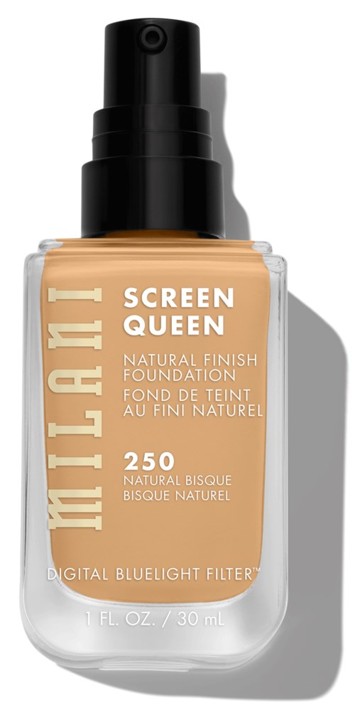 En foundationflaska med svart pump, märkt 'Milani Screen Queen 250 Natural Bisque', täcker 30 ml.