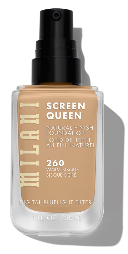 En foundationflaska med spraylock. Den heter 'Milani Screen Queen' i beige färg, med naturlig finish och varm ton.