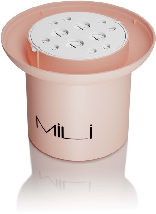 Een roze bak met een wit deksel, met pillen erin, gemerkt met 'Mili' aan de zijkant.