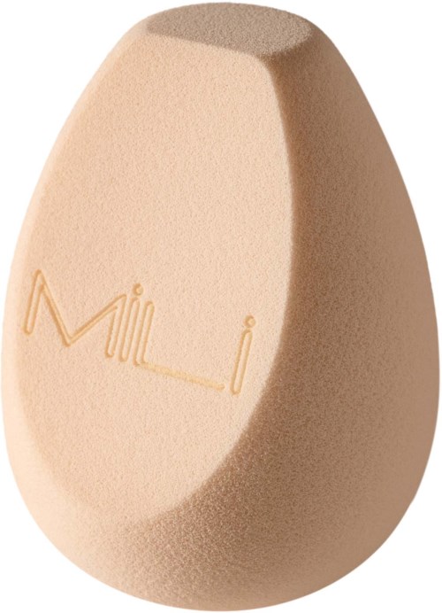 En beige æggeformet makeupsvamp med mærket 'Mil.li' indgraveret på den.