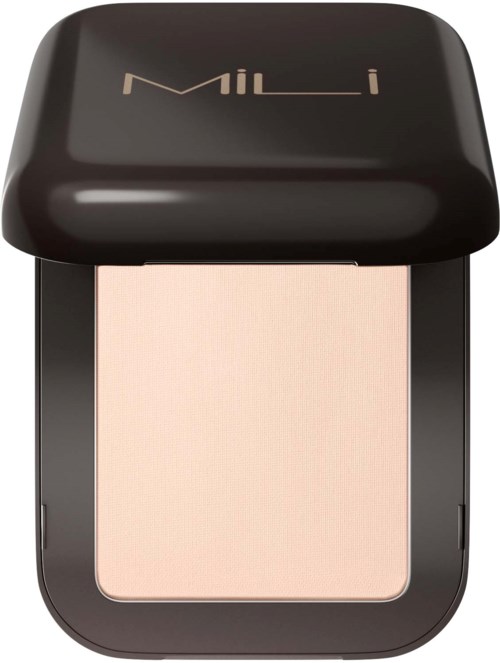 Een kleine zwarte make-updoos met de naam 'MILANI' op de deksel, met licht beige poeder.