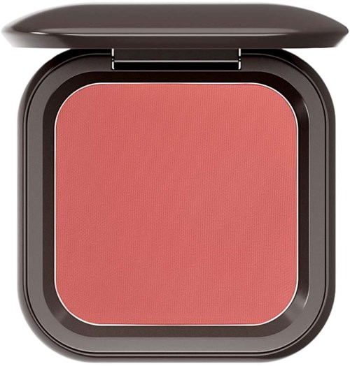 Een reis-rouge compact met roze poeder en een zwarte behuizing, gedeeltelijk geopend met dekseltje.