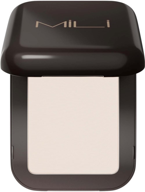 En svart liten enhet med vitt puder inuti och märket 'Milani' på locket.