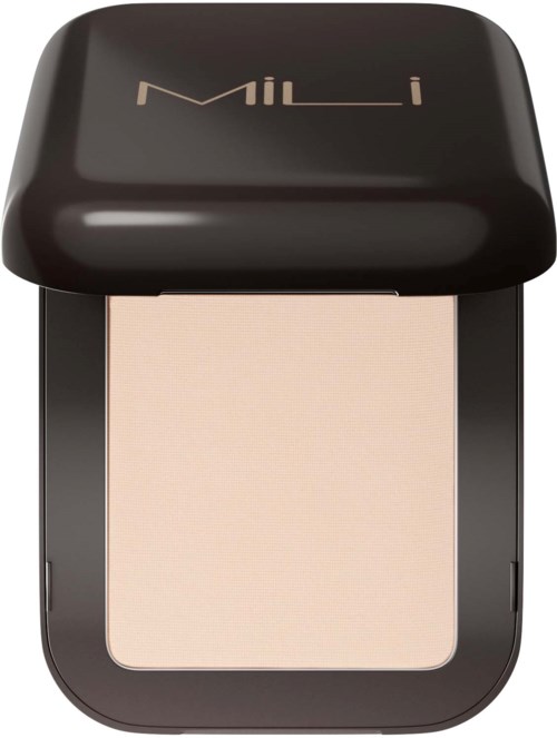 En liten sminkpulversficka med svart lock, visar Mili-logotypen. Pulvret är ljusbeige.