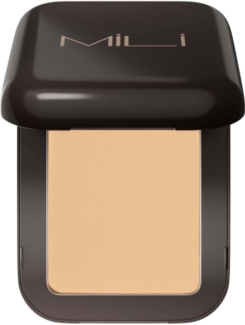 En liten makeup-kompakt med beige puder inuti och ett svart lock med ordet 'MILANI' på.