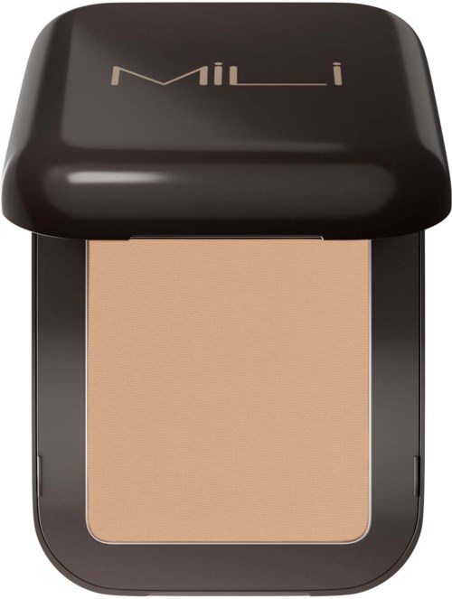 En kompakt, svart sminkask med ordet 'MILI' på locket, öppnad för att visa beige puder inuti.