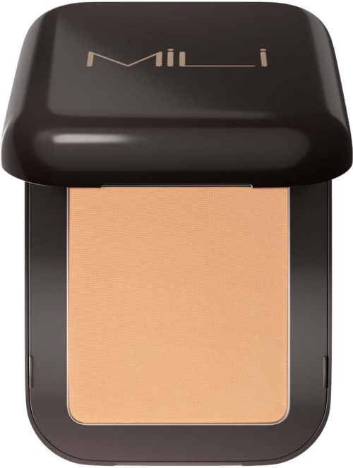Ett litet sminkpuderfodral med svart lock och beige puder inuti.