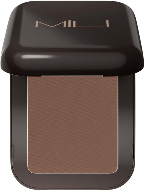 En kompakt, svart makeup-compacta med varumärket 'MILI' på locket och ett brunt puder inuti.
