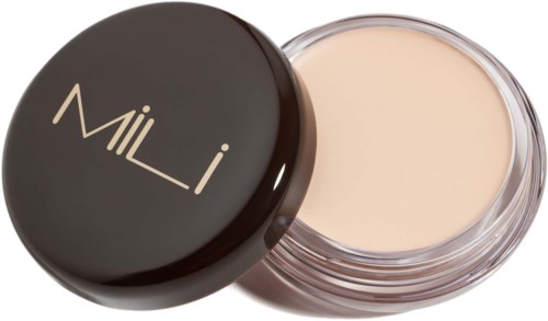 En liten rund beholder med beige krem inni, og en svart lokk med "Mii" skrevet på.