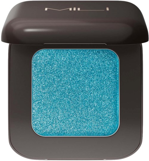 Een zwarte compacte make-up doos met blauwe glitteroogschaduw binnen.