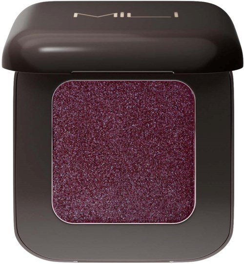 Een vierkante donderrode oogschaduw met een glitterende oppervlak, in een zwarte compacte doos met deksel.
