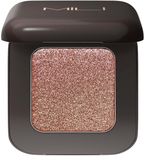 Ein Lidschatten-Compact mit glitzernder, kupferbrauner Farbe. Das Compact ist schwarz mit einem glänzenden Deckel.