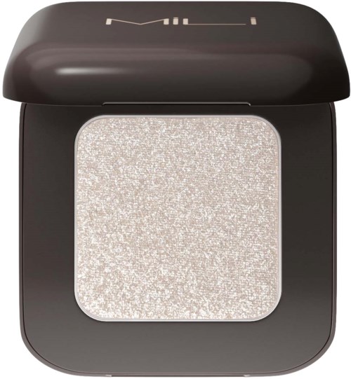 Een zwarte compact met een zilveren glitteroogschaduw en een deksel die opgaat.