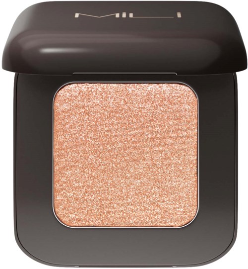 Een compact make-updoos met perzikkleurig glanzend poeder en zwarte deksel met MAC-logo.