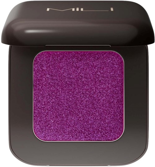 Een make-up oogschaduwdoos met glanzende paarse oogschaduw erin. De doos is zwart met een deels open deksel.