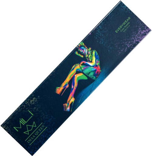 Eine farbenfrohe holografische Figur einer sitzenden Frau mit Text über zeitlose Mode und Alltagsernährung.