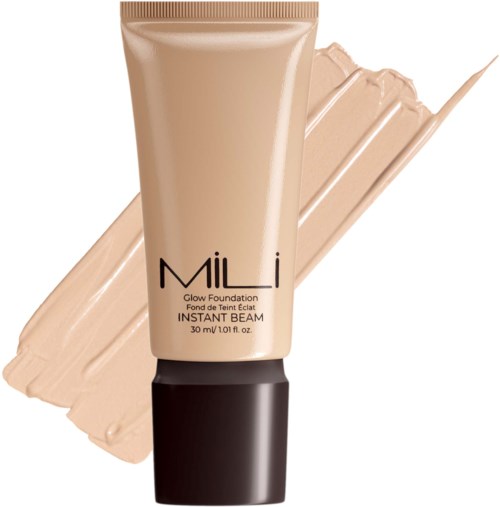 En beige tube av Mii-glowfoundation med svart lokk og en swatch av foundation i bakgrunnen.