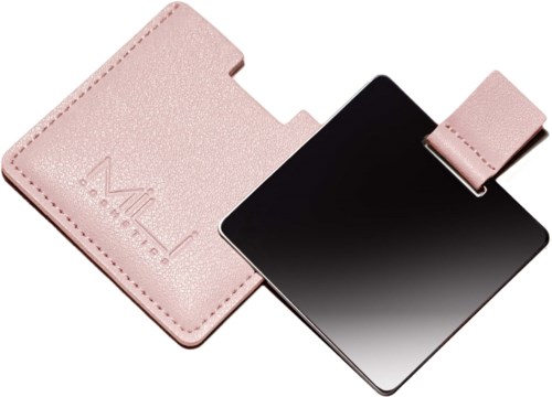 Ein rosa Etui mit einem schwarzen Make-up-Spiegel und einem Riemen. Das Etui ist mit 'Makeup' geprägt.
