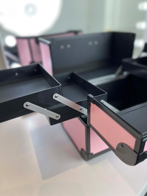 Rosa och svart sminkorganisatör med utdragbara lådor och fack.