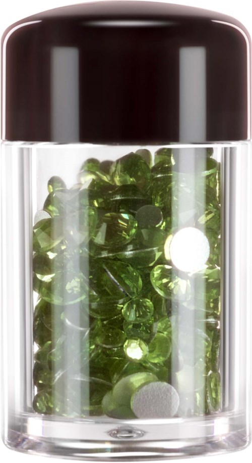 Kleine doorzichtige container gevuld met groene tabletten en één witte pil.