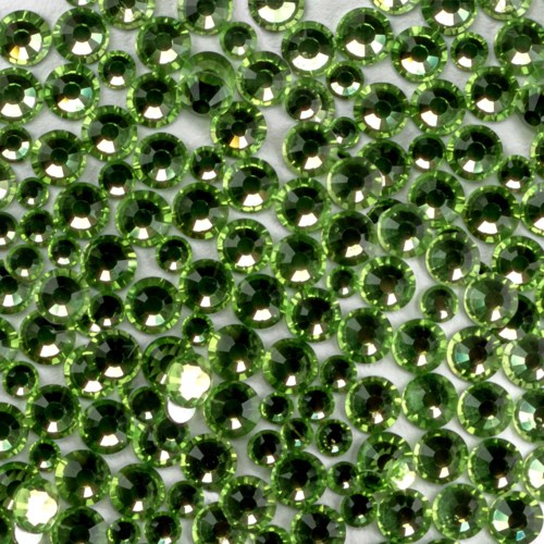 Een close-up van veel kleine, glanzende, groene strassstenen dicht bij elkaar.