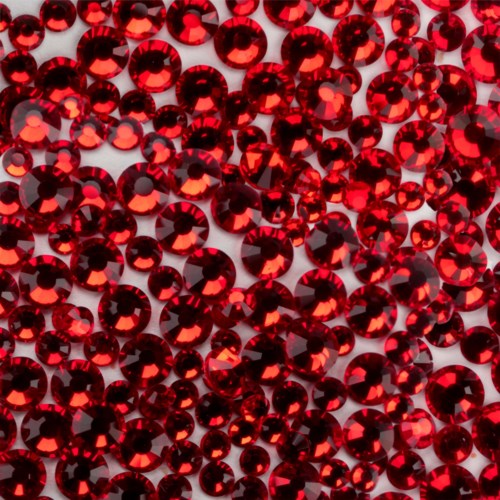 Monet pienet kiiltävät punaiset rhinestones on tiiviisti toisiinsa ja luovat kiiltävän, teksturoitu pinnan.