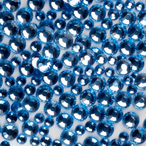 Een close-up van veel glanzende blauwe ronde kralen of strassstenen, dicht op elkaar.