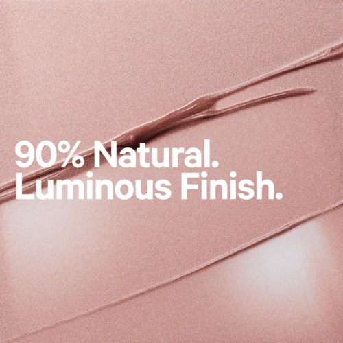 Teksten sier: 90% Naturlig. Lysende Finish. på rosa bakgrunn.