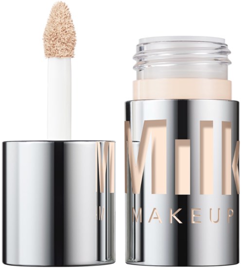Beige huulikiiltolevy ja läpinäkyvä säiliö, jossa on beige-meikkipuna, nimeltä 'MILK MAKEUP' kiiltävässä hopeassa.