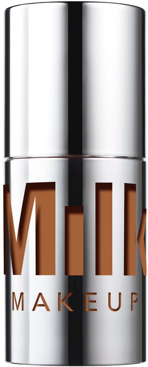 Hopeinen pullo, jossa on ruskeita ja valkoisia kirjaimia, jotka muodostavat "MIK MAKEUP".