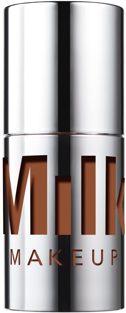 En glänsande silverflaska med brunt text som säger 'Makeup'. En elegant, modern design för makeupprodukter.