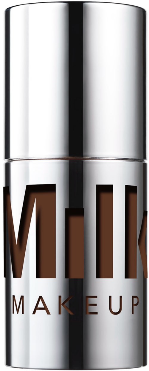 En silvrig cylindrisk behållare med orden 'MILK' och 'MAKEUP' skrivet på den, troligen ett kosmetikaprodukt.