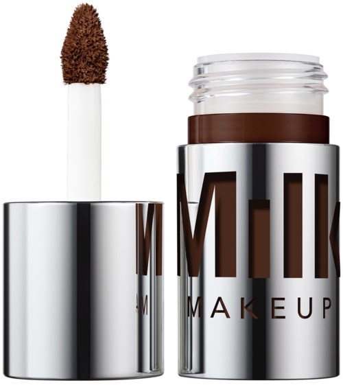 Ett läppglans i brunt, med applicatorsvamp som är synlig. Förvaringsbehållaren är glänsande och metallisk.