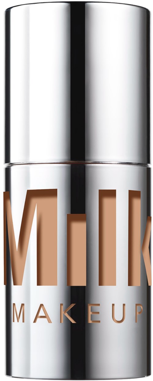 Kiiltävä hopeinen meikkipakkaus, jossa on isolla ruskealla tekstillä 'MILK MAKEUP'.