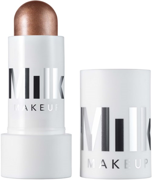 Weiße Lippenstiftverpackung mit metallischem Bronze-Lippenstift. Produktlogo Milk Makeup ist sichtbar auf der Verpackung.