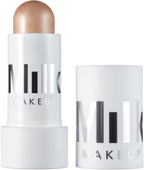 Ein Make-up-Stick mit beigem Farbton und weißen Verpackung mit schwarzem und grauem Text.