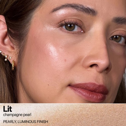 Nahaufnahme eines Frauen mit strahlender Haut, neutralem Make-up und Perlenohrringen, Schwerpunkt auf Hautstrahlung und Makeuplus.