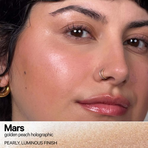 Nahaufnahme einer Frau mit klarer Haut und glänzenden Lippen, natürlicher Make-up-Look. Produktname Mars sichtbar.